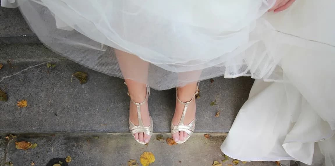 Jakie buty do śmietankowej sukni ślubnej, aby wyglądać olśniewająco?