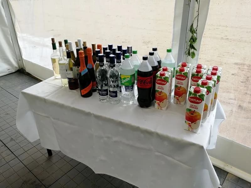 Jakie napoje na wesele w jakich butelkach? Oto najlepsze propozycje