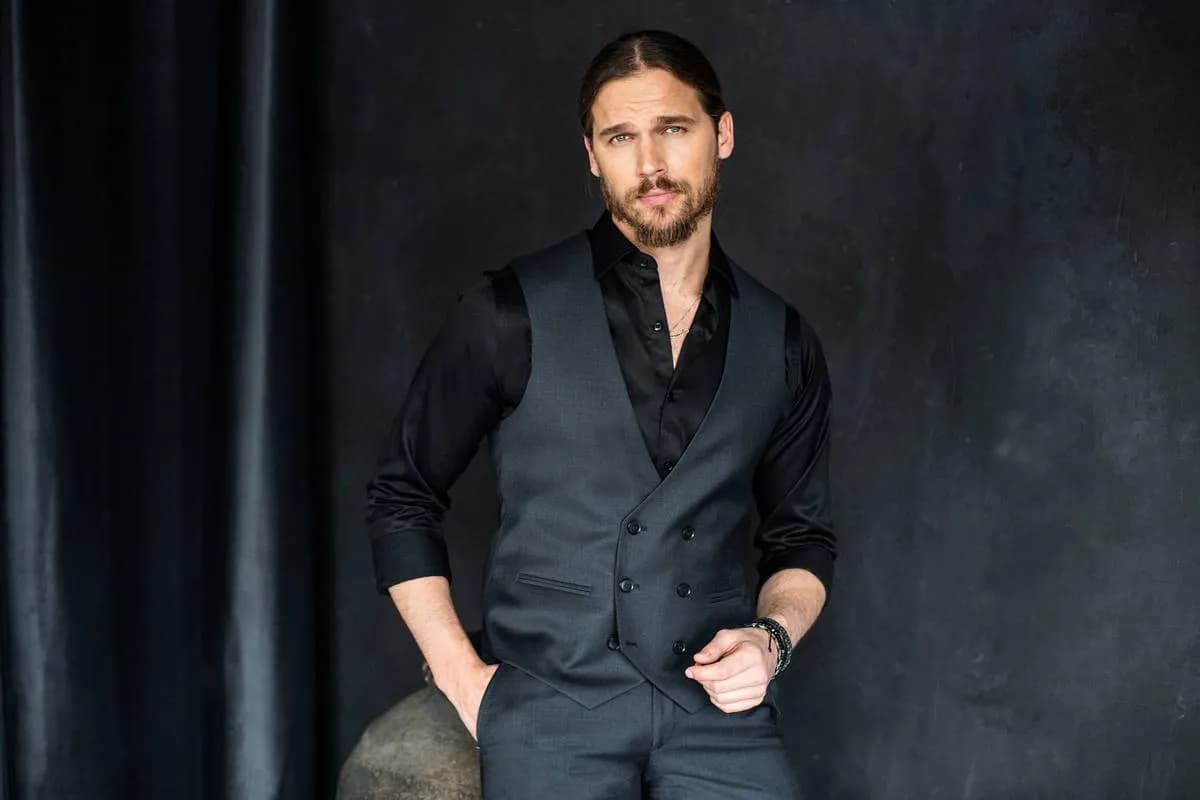 Czy czarna koszula pasuje na wesele? Uniknij modowych faux pas