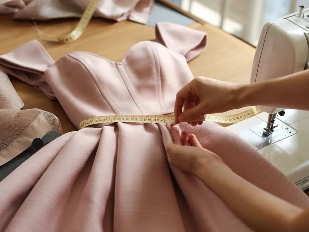 Ile kosztuje pranie sukni ślubnej? Poznaj ceny i ważne czynniki